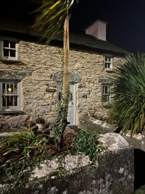 Brynglas Cottage with Hot Tub, Anglesey.